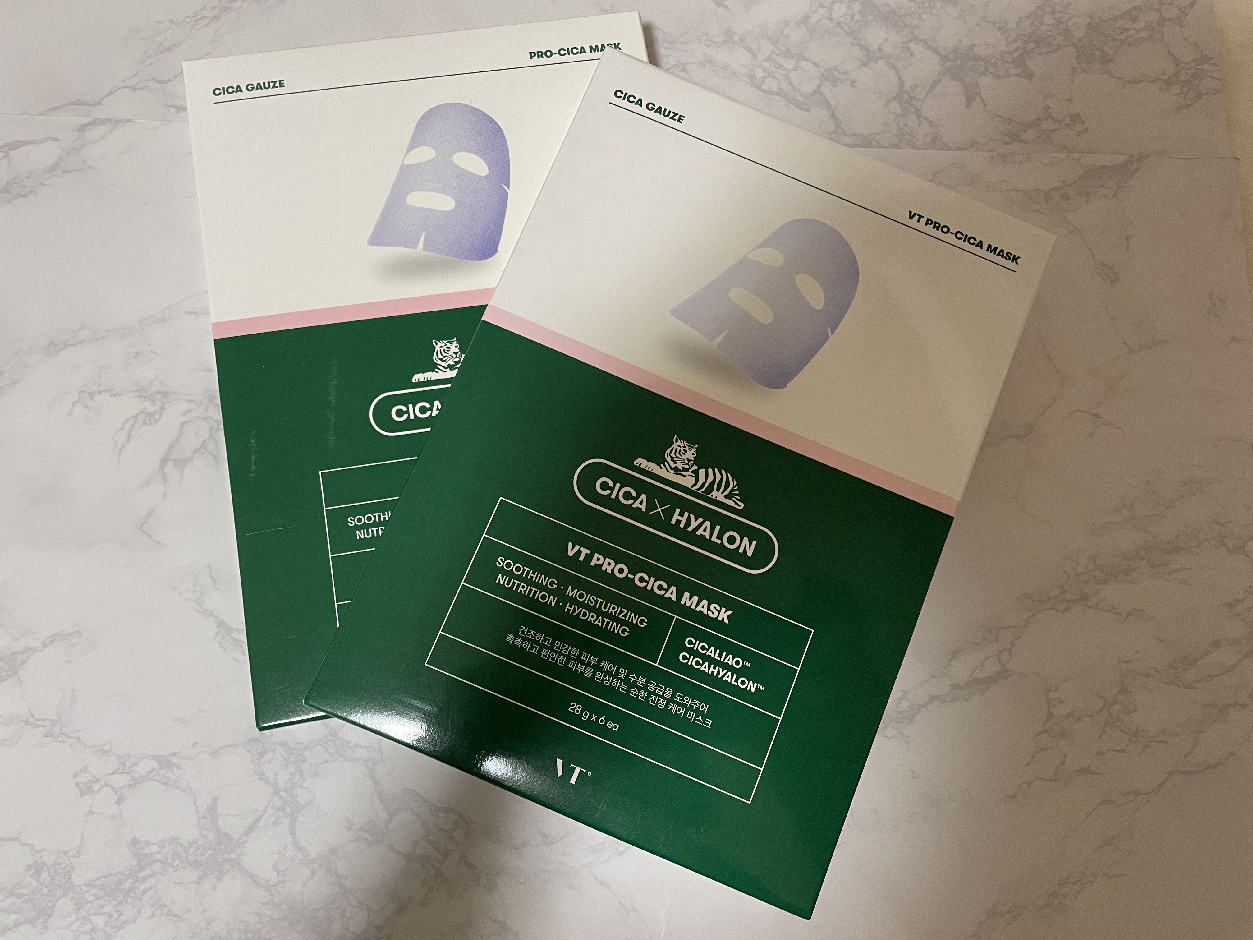 本日はVTのプロCICA マスクです🫨🫨💕💕

肌に優しいガーゼ素材のシートマスク🥰
刺激はなく優しく肌を包んでくれます🤲
ベタつきもなく肌にエッセンスが浸透してスっと肌に馴染む😍💋
お肌に水分を与えてくれるから浸透効果抜群