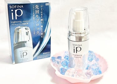 SOFINA iPの新商品｢SOFINA iP ブライトニング美容液｣をお試し。

30も半ばに近付き、シミが気になり始めるお年頃…。笑
独自の有効成分カモミラET配合で、シミになる前・増える前に先回りブロックして、メラニンの生成を防いでくれると聞き、今から使い始めればシミの悩みが少なくなるかもと思い期待MAXで使ってみました！

コクのある固めのテクスチャーで、伸びが良くベタつかない。塗るとお肌の内側からふっくらしたように感じました！
フローラルとハーブがほど良く合わさったような優しい香りで、使っていると香りでも癒される♡

そして嬉しいのが、レフィルで詰め替えが出来るところ。
本体容器のシルバーの部分を捻ると開くようになっていて、つめかえられるよ！
つめかえ用は500円くらいお安く購入出来るから、リピートする方には嬉しいよね✨

SOFINA iP ブライトニング美容液は3月12日より発売されています💡

#SOFINA #ソフィーナ #ソフィーナip #ソフィーナブライトニング美容液 #ブライトニング美容液 #美白 #シミケア #ソバカスケア #モニター企画_SOFINAiPブライトニング美容液 #美肌 の画像 その0