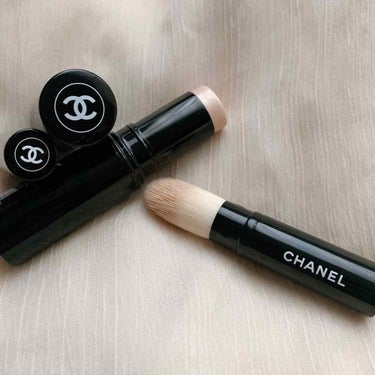 #CHANEL
#ボームエサンシエル
#スカルプティング

初めて手に取ったときの感想は、
コレは💧わたしには使いこなせないかも…でした。
なぜなら直塗りしてみるとテッカテカで柔らかなテクスチャー。
み