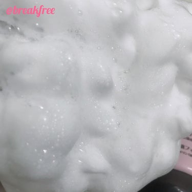 ロゼット 洗顔パスタ 白泥のクチコミ「
ピンクのパッケージが可愛い！ほんの少量でもっこもこの弾力ある泡が立つ✨洗い上がりはさっぱり。.....」（2枚目）