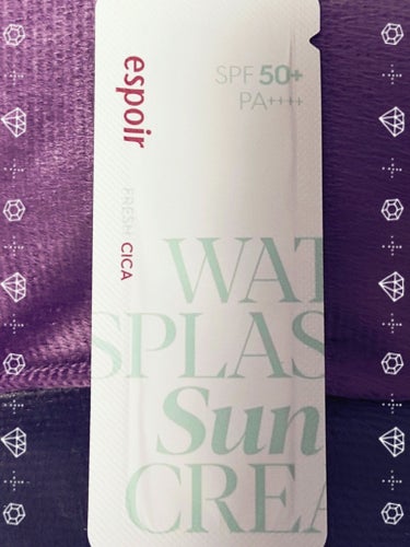 🌿.∘ espoir  エスポア 🌿.∘
ウォータースプラッシュ 
サンクリーム フレッシュ 
CICA SPF50+ PA++++

WATER SPLASH SUN 
CREAM FRESH 

🦋✨💎✨💎✨💎✨🦋

★さわやかで強いUVカット：SPF50+PA++++の
強力な遮断効果！
UVAやUVBから
強力に保護できます

化粧下地フォーミュラで
プライマーを塗ったような
なめらかな仕上がりと
完璧な紫外線カットを実現！

毛穴ケア&皮脂の調節に効果的な
エナンティアクロランタの皮エキス
配合

🦋✨💎✨💎✨💎✨🦋

★シカと緑茶水配合：
外部環境に刺激された
肌をケアしてくれる
ツボクサエキスと
肌の奥まで水分を満たす
緑茶水の配合で
肌をしっとりと
やさしくケアしてくれます

★化粧下地併用日焼け止め：
化粧下地フォーミュラで
プライマーを塗ったような
なめらかな仕上がり！
きしみや白浮きがない
水分ジェルタイプの
日焼け止めなので
自然な肌がご希望の方に
おすすめです！

★ヴィーガンフォーミュラ：
内容物からパッケージまで
パーフェクトヴィーガン日焼け止め！お肌に優しい
ビーガンフォーミュラと
肌刺激鎮静成分の
ツボクサエキスを含有で
敏感肌も安心して使用できます

★こんな方におすすめ！：
ベタつきのない
さっぱりとした
肌仕上がりの日焼け止めを
ご希望の方

紫外線カットをしながらも
肌ケアをしたい方

化粧下地兼用で
忙しい朝に
化粧の時間を減らしたい方に！

🦋✨💎✨💎✨💎✨🦋

Point 1. ベタつきと白くならない
さわやかで強いUVカット

ベタつかずさわやかで
なめらかな
水分ジェルテクスチャー

Point 2. シカと緑茶水配合で
しっとりやさしくケア
ツボクサエキス配合で
外部環境に刺激された
肌をしっとりやさしくケア
肌の奥まで水分を満たす
緑茶水を配合

🦋✨💎✨💎✨💎✨🦋

#espoir#ウォータースプラッシュ #サンクリームフレッシュ #CICA#SPF50+ #サンクリーム#保湿バリア#下地 #ベースメイク #毛穴カバー #エスポア


の画像 その1