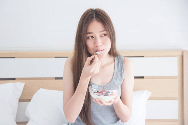 ヨーグルトを食べる女性