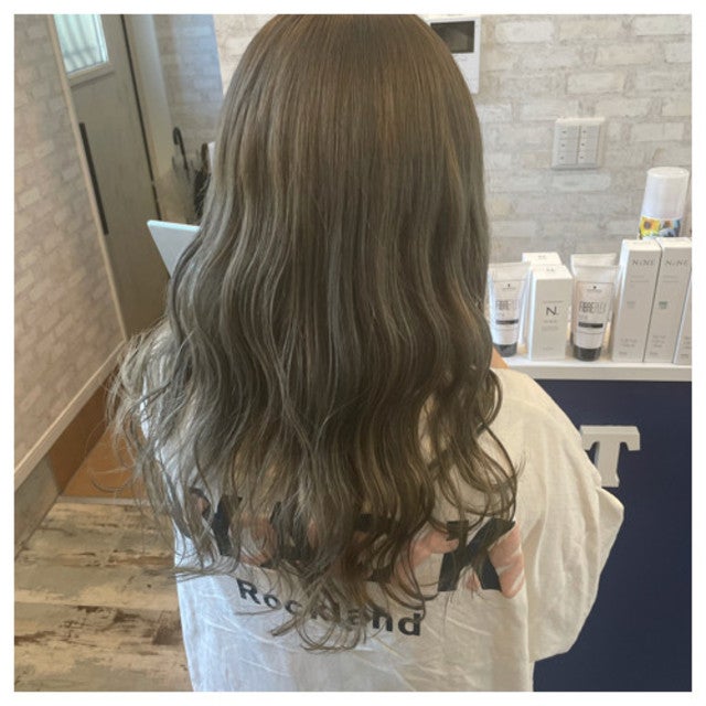 明るいアッシュグリーンカラーの外国人風ウェーブスタイルの女性