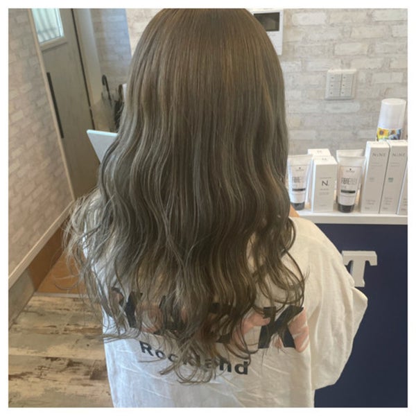 明るいアッシュグリーンカラーの外国人風ウェーブスタイルの女性