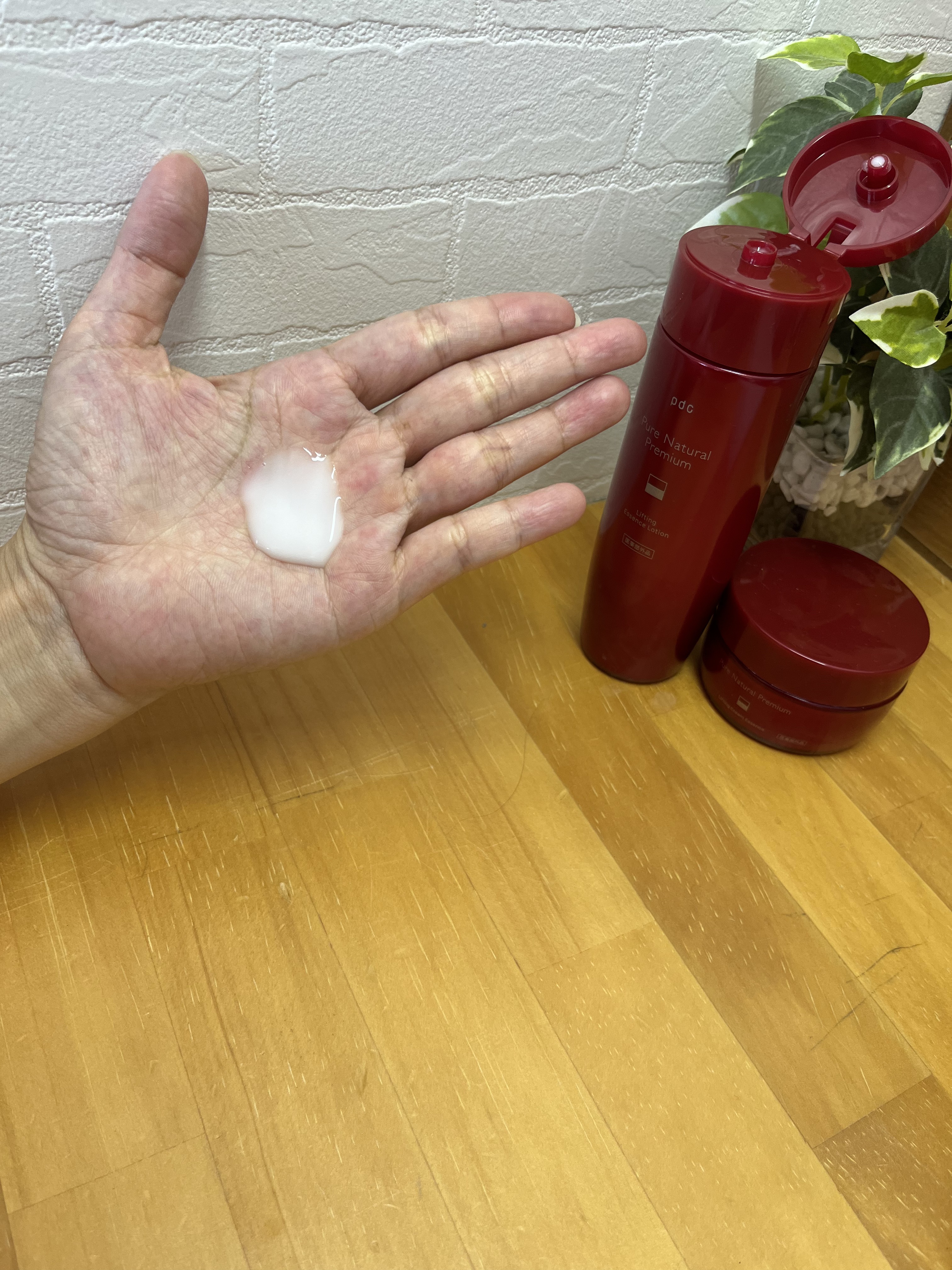 pdc ピュア ナチュラル プレミアム リフティング エッセンスローション【医薬部外品】のクチコミ「
エッセンスローションとクリームエッセンス。

ローションはとろんとしたテクスチャで、乳液に近.....」（2枚目）