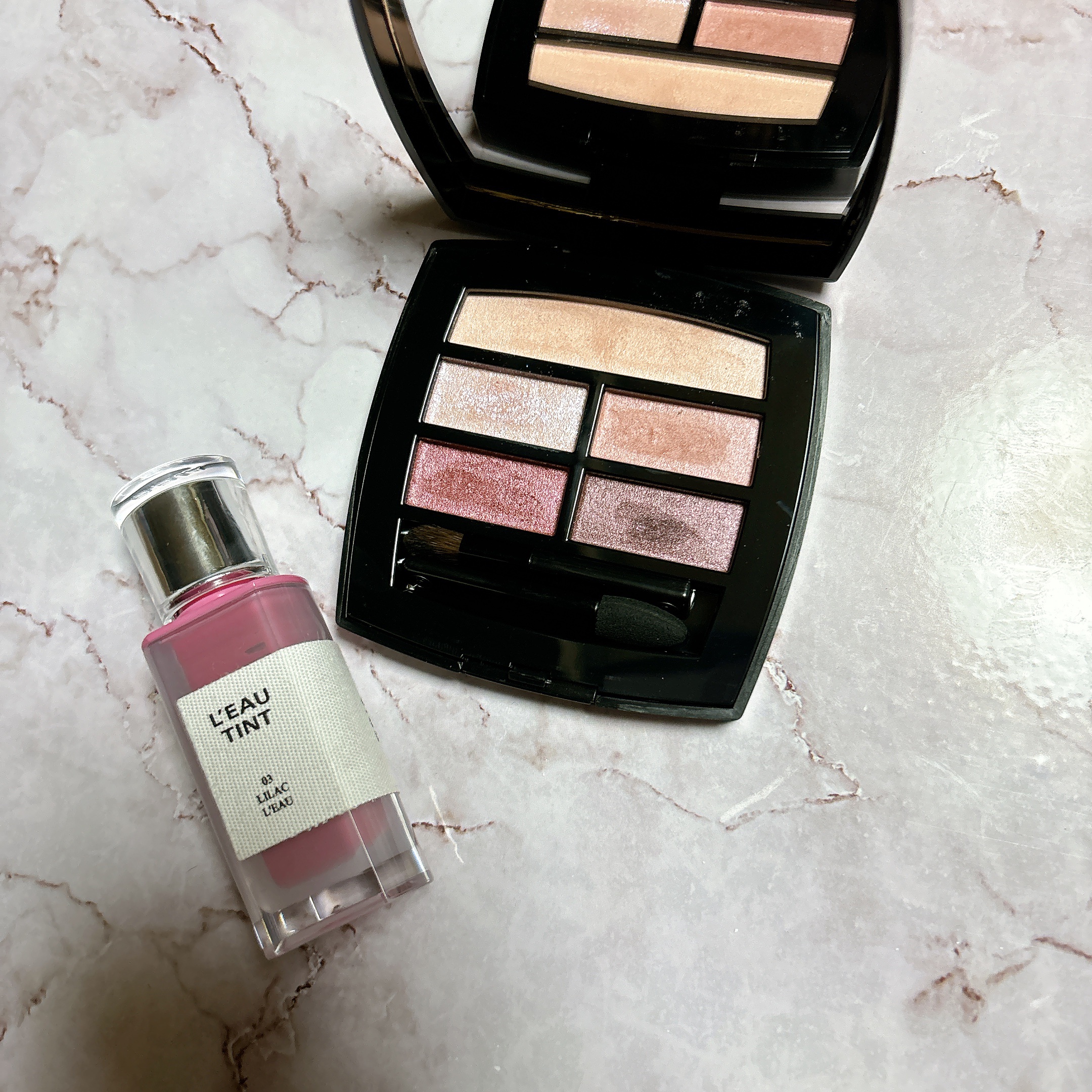 昨日のメイク👀

☑︎CHANEL
レ ベージュ パレット ルガール
クール ドゥ シャネル

☑︎BBIA
ローティント
03.ライラック・ロー


これは昨日のメイク。
クール ドゥ シャネルは青ラメの美しさが最高✨
定番なのも良い。