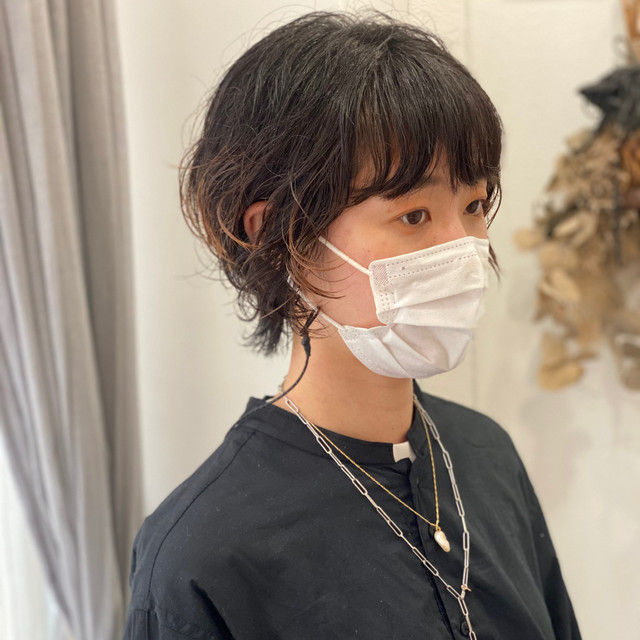 マスクをつけたショートカットの女性