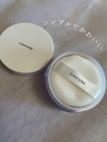 プチプラで叶う透明感UPパウダー🧚🏼‍♀️✨✨

ちふれ ルース パウダーの使用感レポ🫶
色味は2 パーリールーセントです😌💕

ルース パウダーの色味は２つあって、
パーリーじゃないルーセントと
パーリーなルーセントの２種類！🫰

今回のパーリールーセントは
細かいキラキラが入っていて華やかさも加えつつ
透明感マシマシなお肌にしてくれます🥰🥰

パフは厚みがあってふわふわで使いやすいです🙆‍♀️

唯一、粉取ろうと思って軽い気持ちで
ひっくり返したら。思いの外穴がおっきくて
ぶちまけ、戻らなくなりました😇😇😇笑
みなさま使われる時にはお気をつけください🤣

✼••┈┈••✼••┈┈••✼••┈┈••✼••┈┈••✼
【使った商品】ちふれ ルース パウダー
【崩れにくさ】まる🙆‍♀️
【ツヤorマット】ツヤ✨
【良いところ】細かいキラキラがキレイ！
【イマイチなところ】穴がおっきくて粉をぶちまけた（笑）

#chifure #ルースパウダー #おしろい #フェイスパウダー #メイク直し #透明感メイク 

の画像 その2