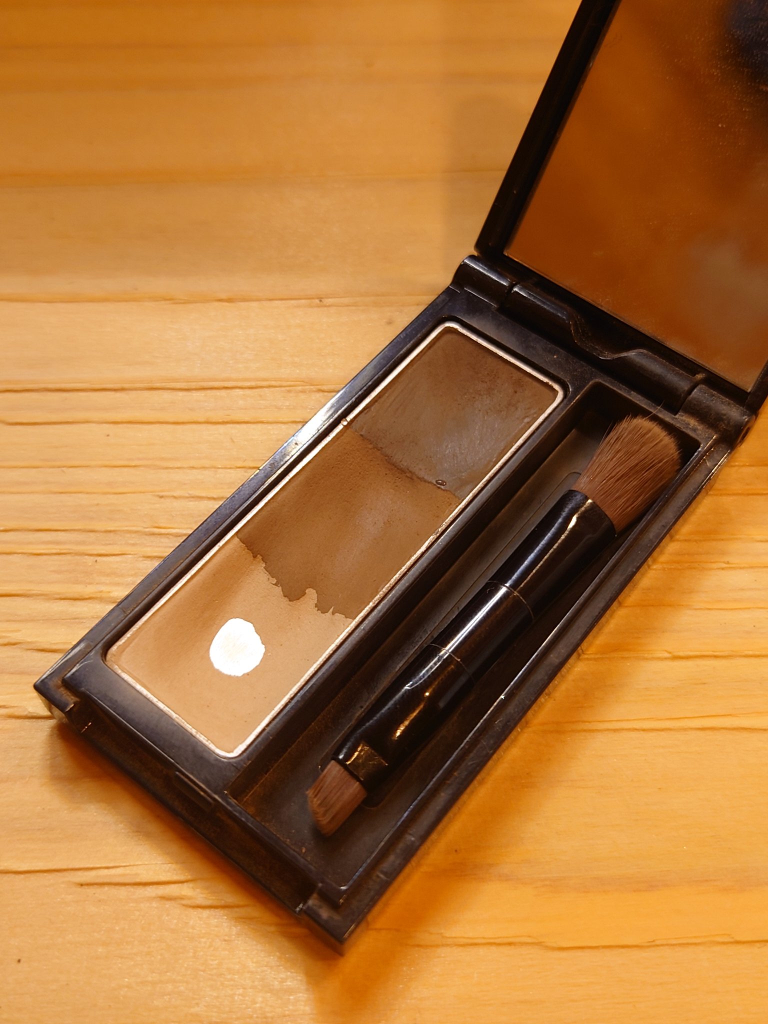 初めて買ったアイブロウパウダーだけどそれから15年以上リピートしてます。

他のメーカーのアイブロウパウダーも使ってるけどこれが断然描きやすいです。時間がない日はだいたいこれです。どんなメイクにも合うので仕事やきちんとしたい日もこれ。
結局