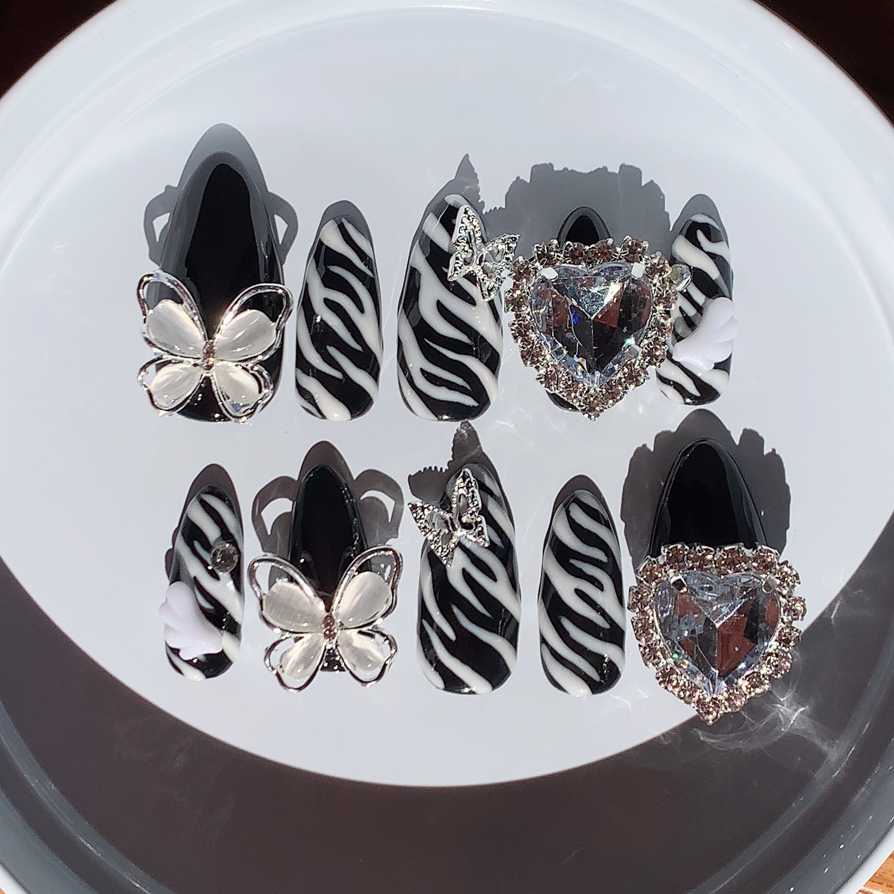 成長記録✍🏻


趣味で始めたジェルネイル💅

自爪が短い民なので、基本チップを作っているのですが、ジェルネイルを初めて約1年ちょっと…

デザインを考えるのも楽しいし、色んなジャンル（ライブ参戦用や普段使い用）の物が作れて楽しい🤤�