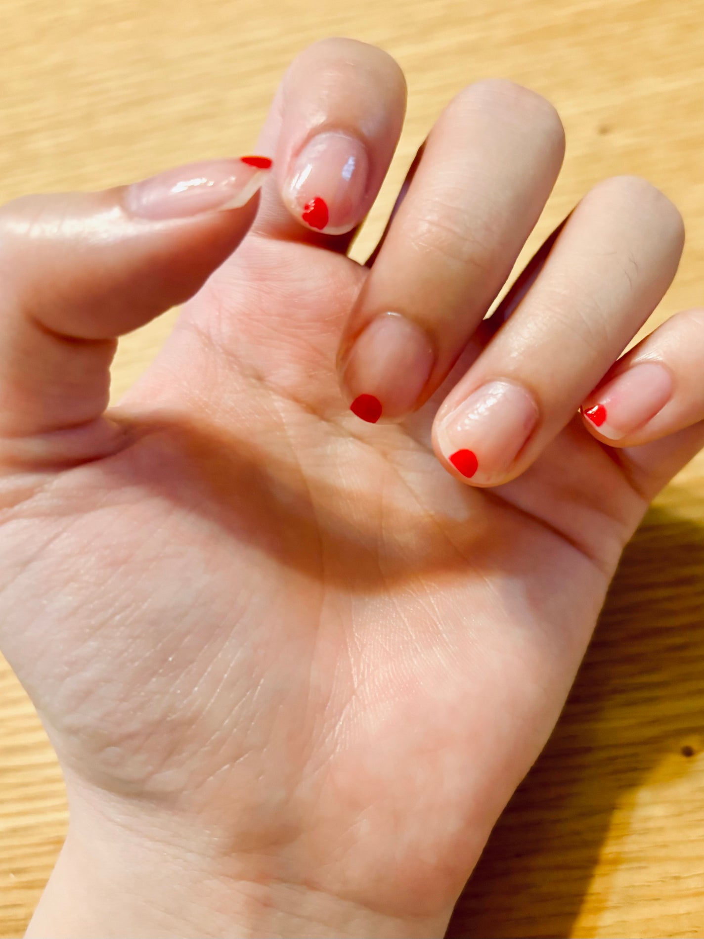 うーたん on LIPS 「【控えめワンポイントネイル】 指先もお洒落にしたいけど、全塗り..」(1枚目)
