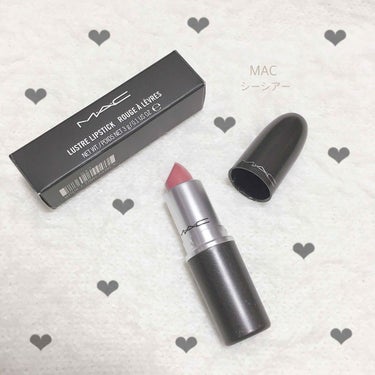 📎MAC シーシアー ¥2900

  色はピンクっぽい赤💋
赤が苦手な人や、逆にピンクすぎるのが苦手な人でも使いやすい色です！

  薄づきですか何度か重ねれば
ちゃんと発色します💕
アイシャドウやチ