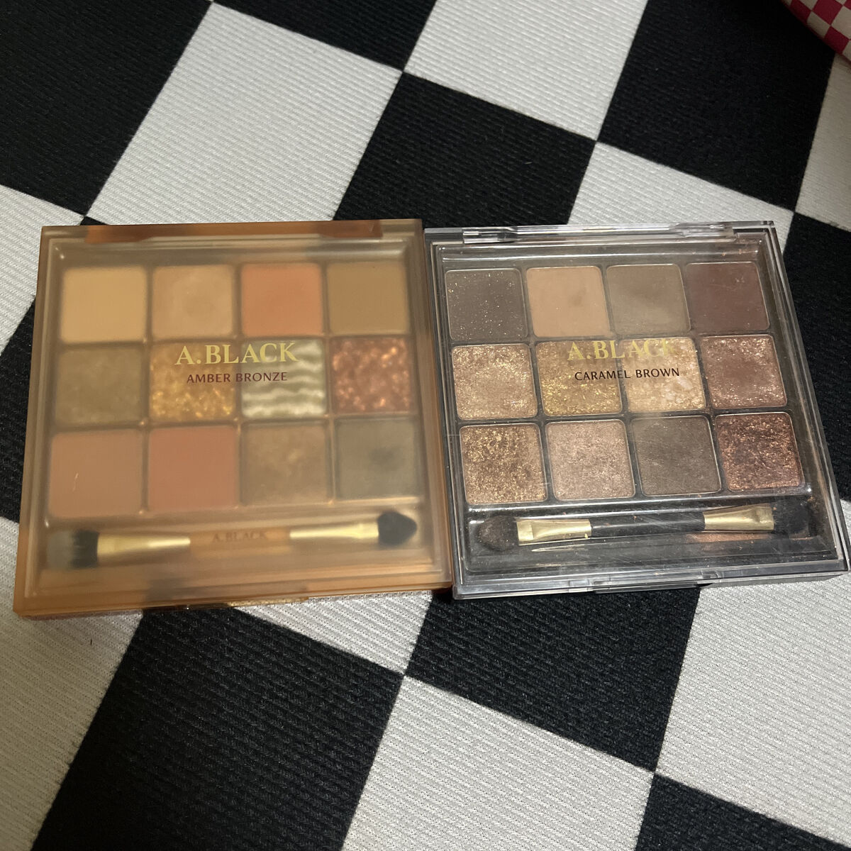 
A.BLACKのパレット 01.06


発色◎
色持ち◎
ラメ感◎

めちゃくちゃおすすめ！

01購入後追加で06購入しました☺️☺️

ラメ落ちもしないので涙袋にも良きです！


 