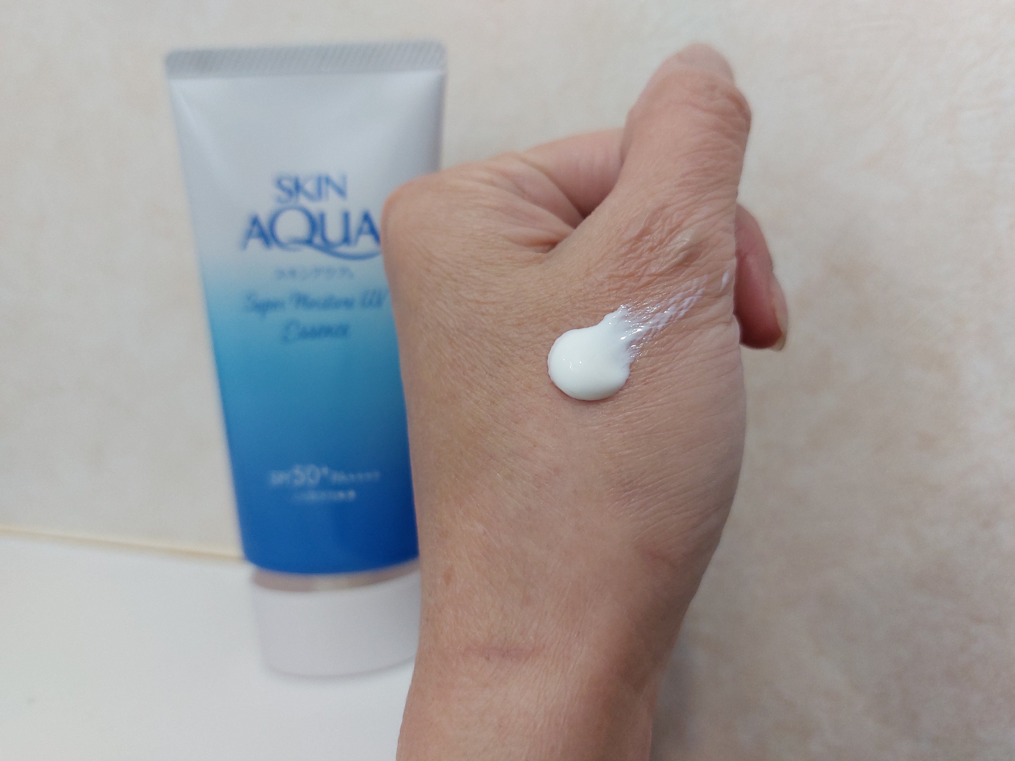 スーパーモイスチャーUVエッセンス/スキンアクア/日焼け止めローションを使ったクチコミ（2枚目）