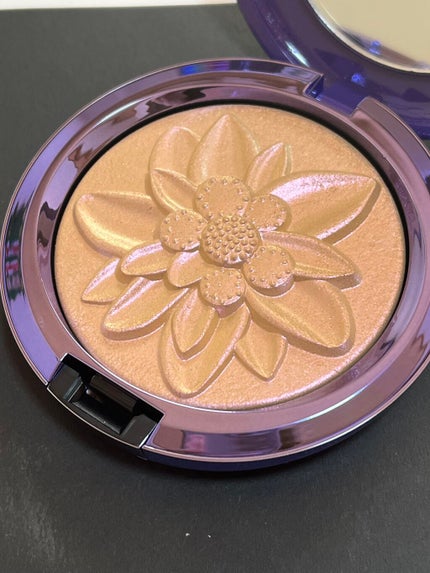 M・A・C アイシャドウ × 12(M・A・C X L COLLECTION)のクチコミ「
めっーちゃくちゃ可愛い!
💜MAC×LISAコラボ💜
・アイシャドウパレット
・エクストラ.....」(3枚目)