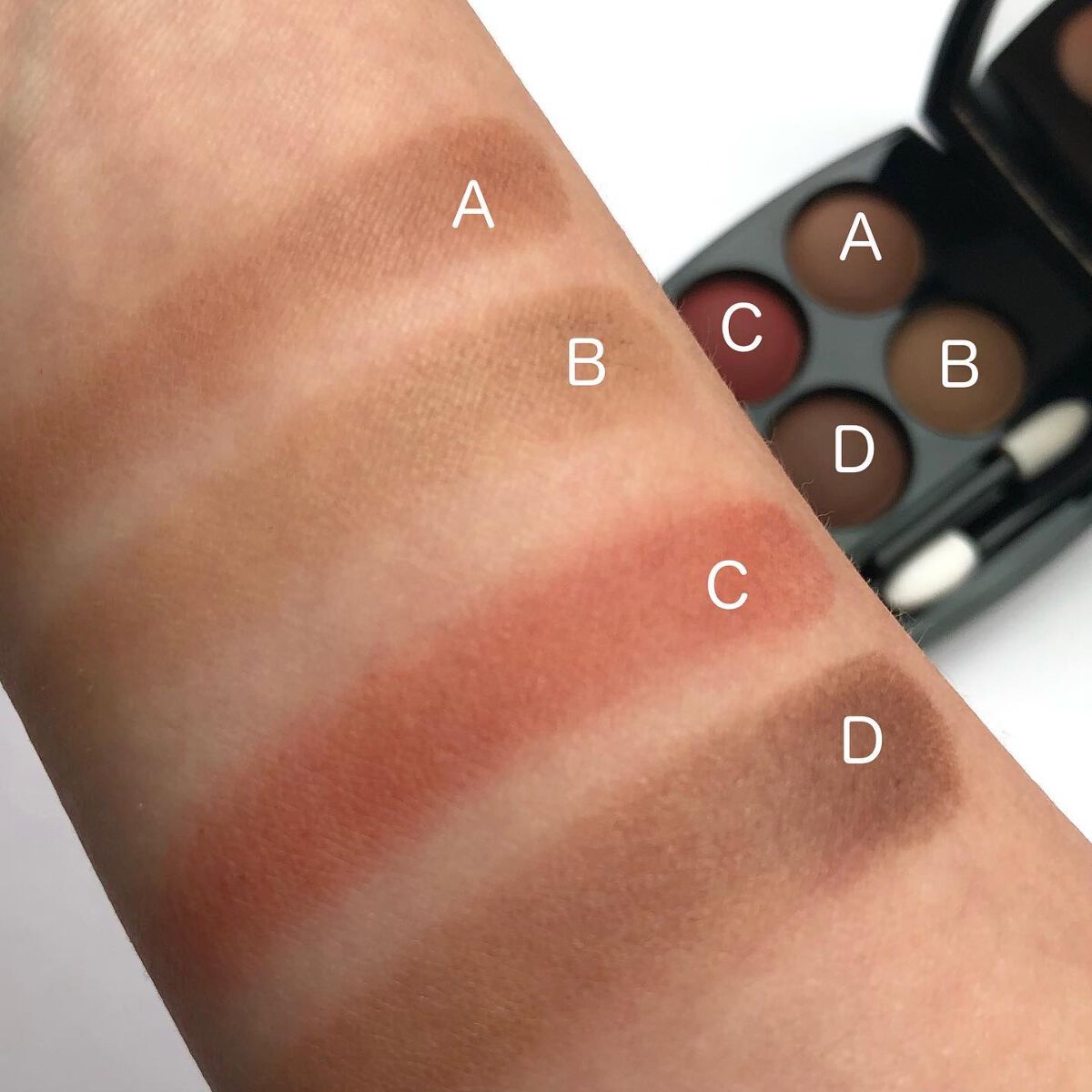 スティロ ルミエール ルガール 557 エクラ/CHANEL/リキッドアイシャドウを使ったクチコミ（3枚目）