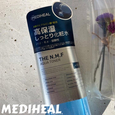 【たっぷり大容量のしっとりトナー💙】

MEDIHEAL メディヒール

☑︎THE N.M.F アクア トナー

お肌のうるおいチャージ
乾燥からお肌を守り、弾力のある肌に

────────────

保湿成分でしっとりうるおいチャージ💡
お肌の必須保湿因子を含むメディヒール独自開発の高保湿成分"ハイドロディーパー™️"と8種のヒアルロン酸、セラミド配合📝

さらさらとしたテクスチャーの化粧水で、ほんのりフローラルないい香りがする🌸
さらっとしているけとれど肌がすごくしっとりとする使用感！

乾燥肌はもちろん、インナードライな肌タイプの方にも良いみたい🙌

THE N.M.F アクア トナーは乾燥が気になる季節に💡
しっとりタイプの化粧水💧
特に乾燥が気になる時には、コットンにたっぷり含ませて部分パックにしてスペシャル保湿ケアとして使用するのもおすすめ◎(公式より)

500mlで1500円は高コスパ！
大容量なので惜しみなく使えて、顔だけじゃなく乾燥が気になるからだにもたっぷり使える🙆‍♀️

重ね付けしなくても十分なしっとりとした保湿感が得られるので減らない…😂

さらっとしていてベタつきのない仕上がりだから、いろんな箇所に使いやすいのも嬉しい◎

.

.

#MEDIHEAL #mediheal(メディヒール) #メディヒール #スキンアクア #化粧水 #トナー #水分化粧水 #韓国_スキンケア #韓国_化粧水 #セラミド #ヒアルロン酸 #乾燥肌_スキンケア  #期待越えアイテム #化粧水_保湿 #保湿_化粧水 #インナードライ #乾燥肌_スキンケア #インナードライ_スキンケア の画像 その0