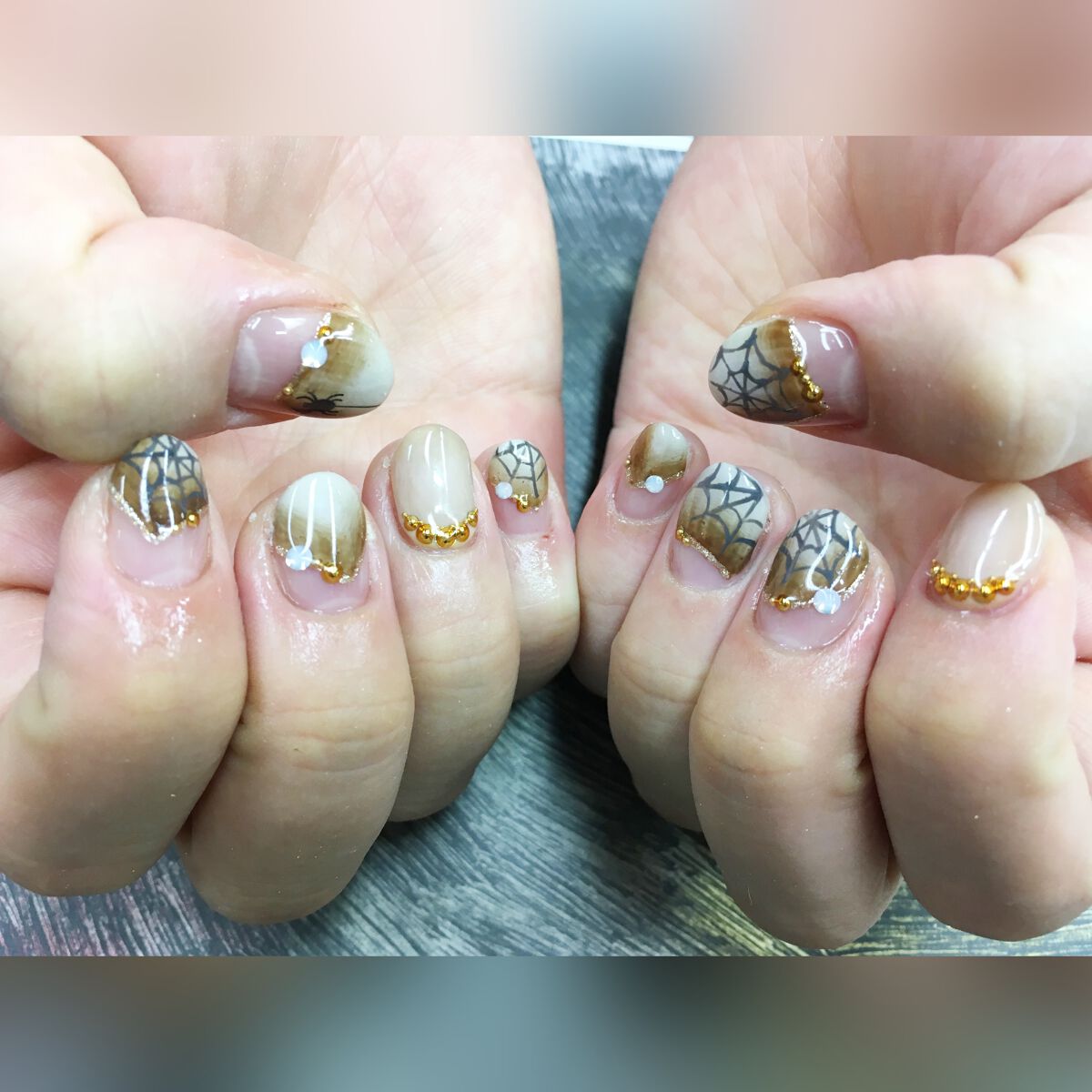 落ち着いたカラーのハロウィンネイル🎃👻
柄が黒じゃなくグレーだから少し大人っぽく見えるかも💡

#ジェルネイル
#ショートネイル
#ネイルデザイン
#ハロウィンネイル