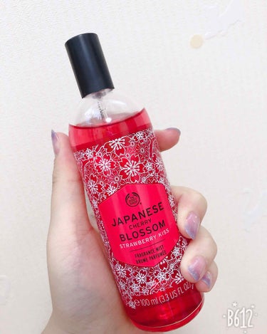 THE BODY SHOP ジャパニーズチェリーブロッサムストロベリーキス フレグランスミストのクチコミ「こんにちは！今日買い物をしてこれは紹介せねば！！！と謎の使命感に襲われたので紹介します！！！！.....」（2枚目）