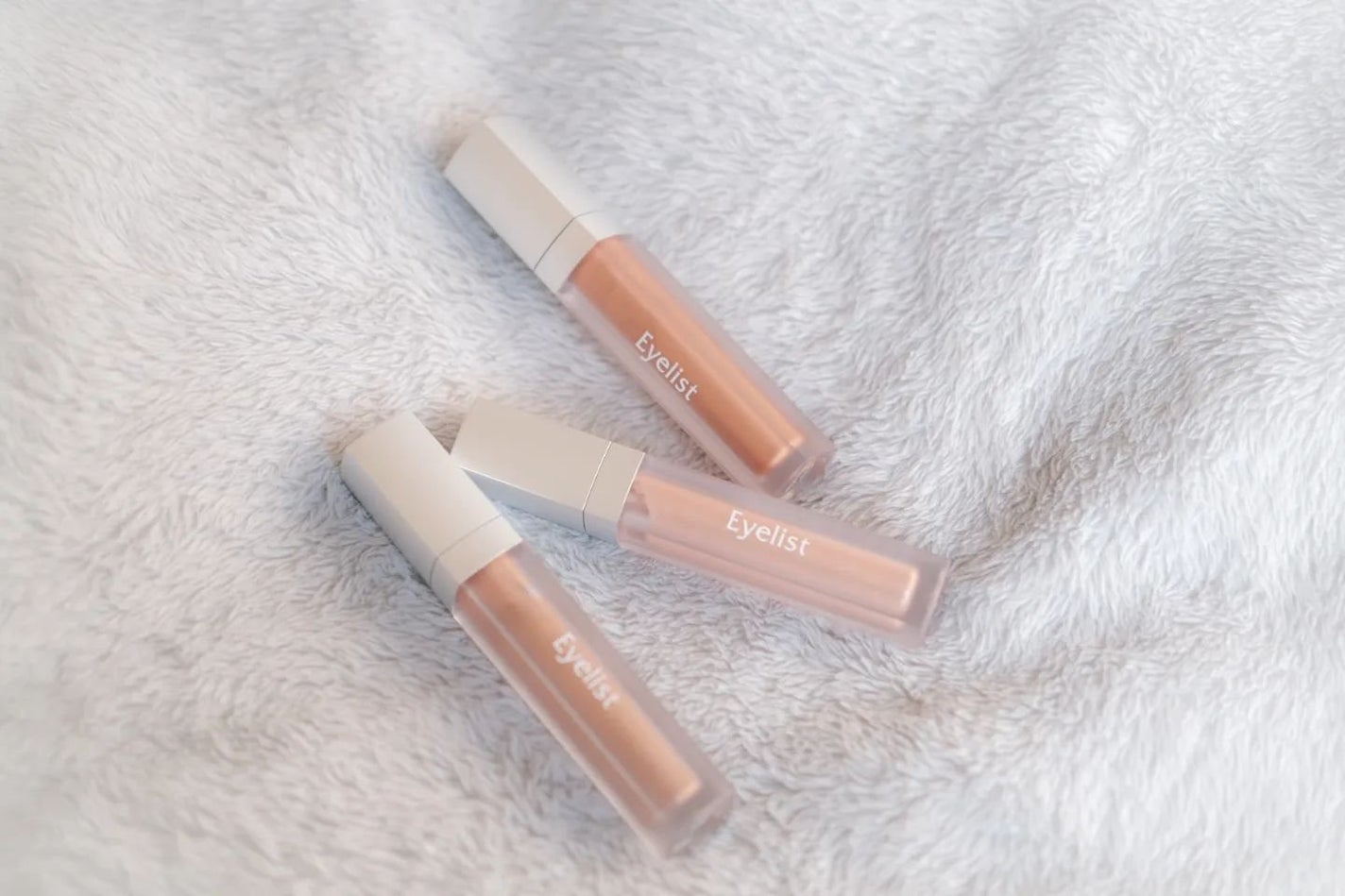 える on LIPS 「Eyelistリキッドアイシャドウ「GLOWSHADOW」上か..」(1枚目)