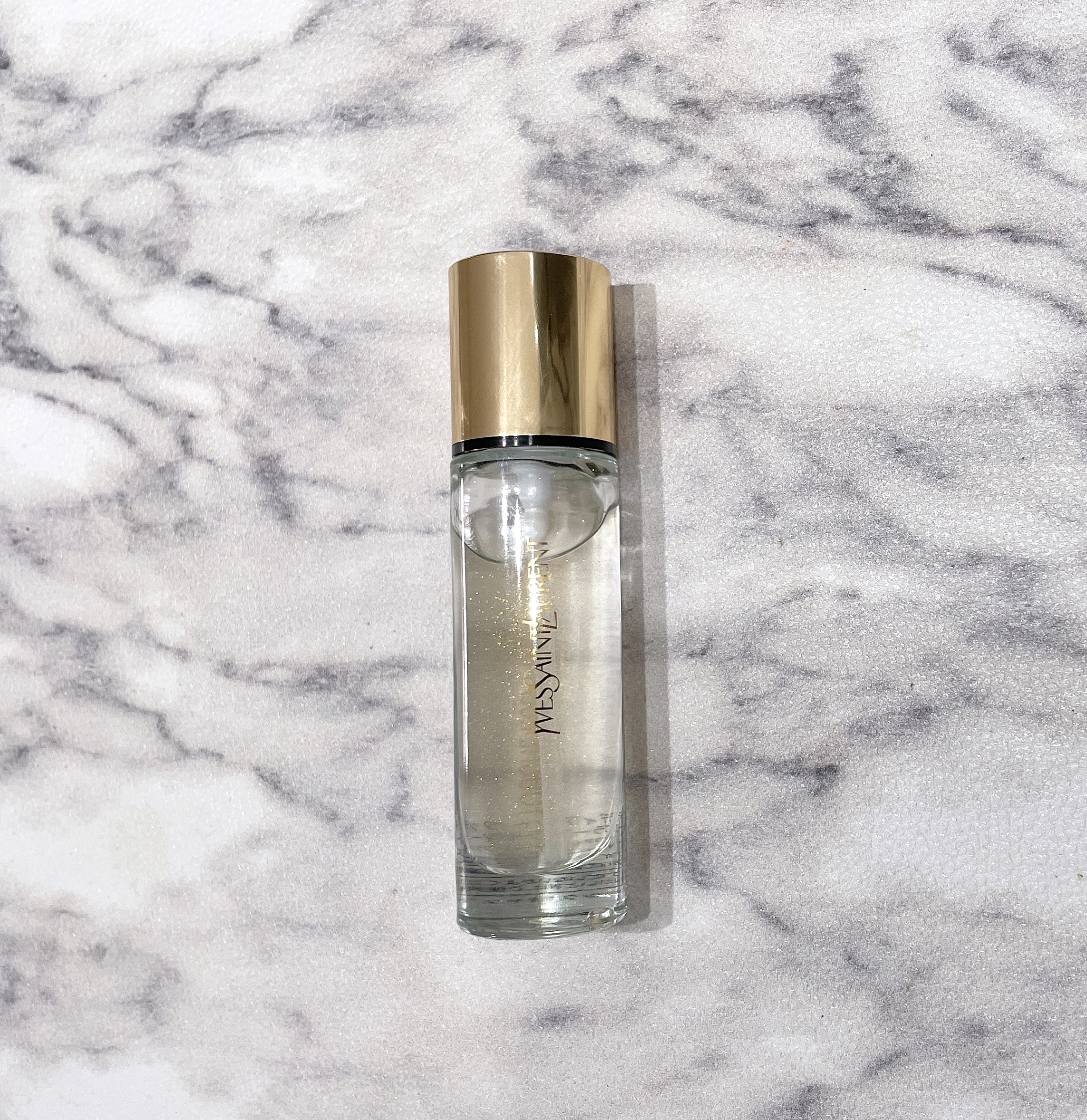 Yves saint Laurent 
ラディアントタッチブラープライマー1

職場の人にお勧めされたので買ってみました♡


スキンケアと日焼け止めで肌を整えた後、
1～2プッシュ分を肌の凹凸や毛穴が気になる
箇所を中心に全体的に塗布しま