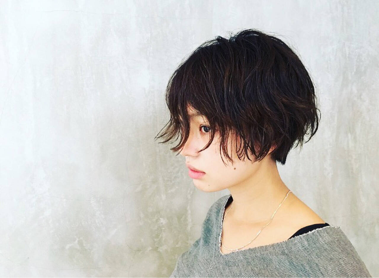 「前髪のくせ毛がひどい…うねりや割れる原因を解説!くせ毛を活かす方法も紹介」の画像(#552774)