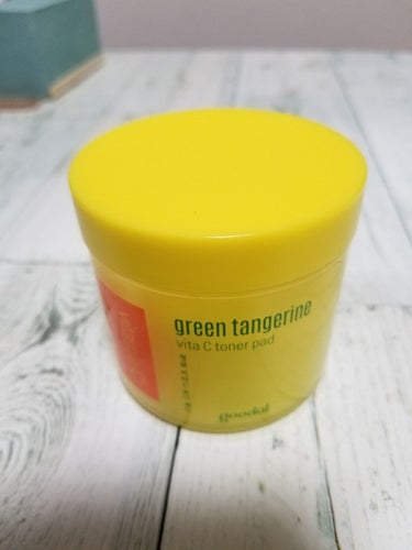 goodal　green tangerine 
vita c toner pad
これは朝メイクをする前の拭き取り用として使用したり、洗顔後→スキンケアする前に毛穴が気になる時は凸凹してる面でクルクルし