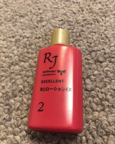 RJローション EX

ブルームボックス5月分に入っていた化粧水です。
手に出した時はトロッとしていますが
顔に塗るとすぐに浸透する感じのギャップが
良かったです。

トロッとしてると、ただ表面だけテカ