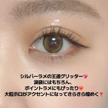 \シルバーメインの大粒グリッター💖/

────────────
♡BLING GLOW  Bling  Liquid Glitter Liner
  01 Frozen
────────────

美しくて冷たいシルバー粒子とオパールグリッターに超微細ピーチゴールドをバックグラウンドとして、さらに優雅で深さのあるカラー🌈

シルバーメインの王道グリッター👑涙袋にはもちろん、ポイントラメにもぴったり❣️

大粒ホロと細かい多色ラメでめちゃくちゃうるうるで華やかな目元に仕上がります🥺

ウォーターベースでジェルみたいな軽いつけ心地🫧
伸ばしやすいし、時間が経ち乾くとピタッと密着🐰ラメ落ちもしにくい優秀グリッターです☺︎
ぜひチェックしてみてね💫




#blingglow #ブリングロウ #ブリンリキッドグリッターライナー #ブリンリキッドアイライナー #シルバーグリッター #グリッター #グリッターメイク #グリッターラメ #韓国コスメ #韓国メイク #韓国グリッター #アイドルメイク #シルバーラメ #ラメメイク #リキッドアイシャドウ #多色ラメ #アイシャドウ  #あか抜けメイク講座 の画像 その2