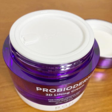 こっくりクリームでたるみ毛穴ケア💜✨

〖 PROBIODERM™ 3D Lifting Cream 〗

#オリヤンイベント に当選していただきました🥰
┈┈┈┈┈┈┈┈┈┈┈┈┈┈┈┈┈┈┈┈

「塗るハイフ」で有名なこちらのクリーム

テクスチャーは少しこっくり重たさがあるので、わたしは夜のケアのみに使っています😌🌙
しっかり肌に密着してくれるので、そこがリフティング効果を感じやすいのかも⤴️

「塗るハイフ」なのかは、わたし自身ハイフ経験がないので正直ハテナ？なのですが...🙄
たしかに縦伸び毛穴？で表現が合っているのかは
分かりませんが😅それが目立ちにくくはなっているかも⁉︎✨

朝起きたときには特にベタつきは感じず、肌はモッチリとしている気がします🫧

乾燥肌がひどいので、これくらいのこっくりテクスチャーのクリームなら愛用していけそうです🥰

内蓋とスパチュラ付きなので清潔感あってgoodです🔅

ぜひぜひチェックしてみてくださいね🕊🤍
━━━━━━━━━━━━━━━━━━━
#オリヤンイベント #当選 #プロバイオダーム #韓国コスメ #塗るハイフ #毛穴ケア #スキンケア #乾燥肌 #敏感肌 #美容が好きな人と繋がりたいの画像 その1