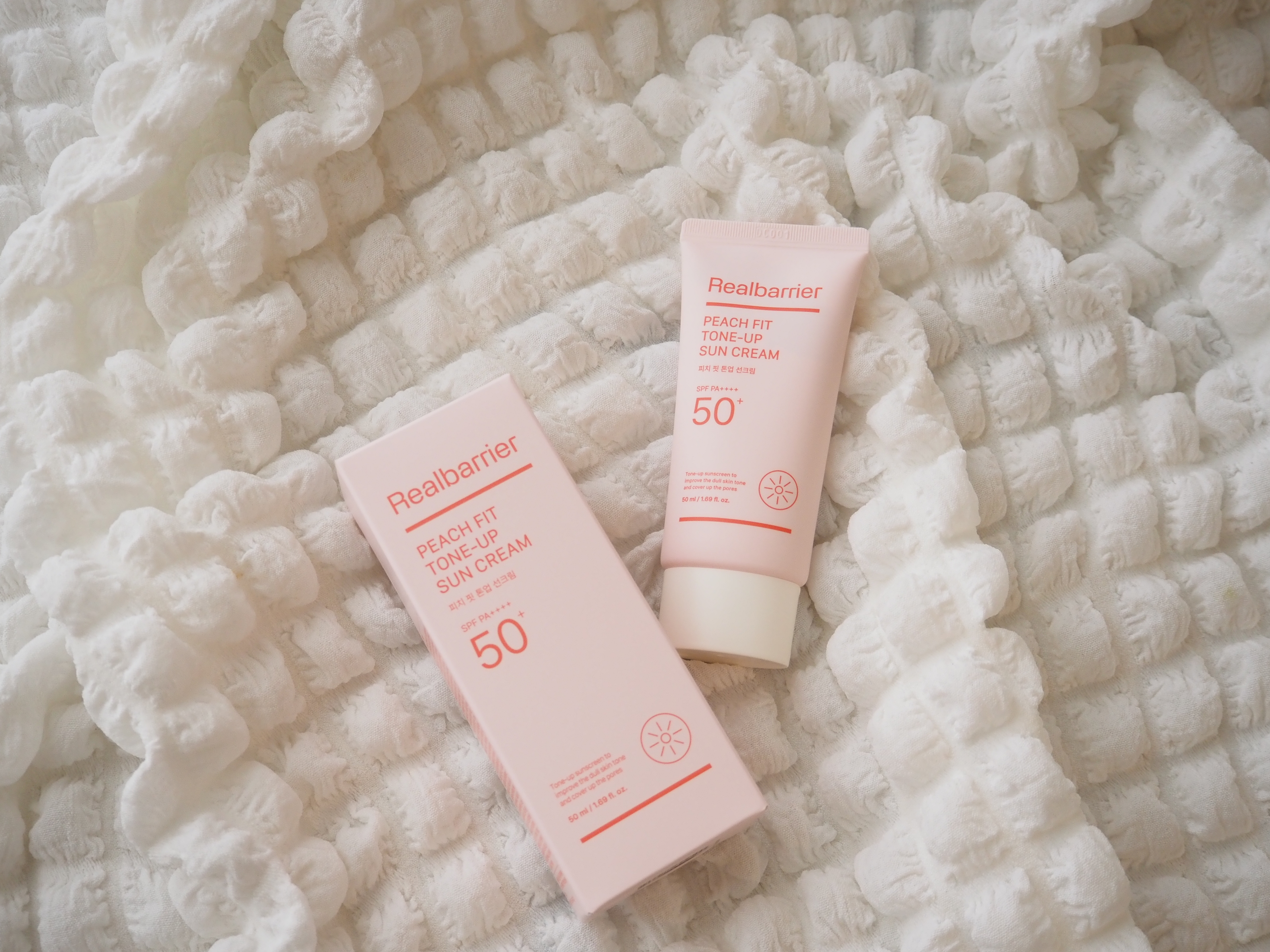 敏感肌・乾燥肌専門ブランド『リアルバリア』。
夏に欠かせない日焼け止めですが、リアルバリアの新商品を使ってみました。

ピーチフィットトーンアップサンクリーム

やわらかいピンクのカラーがかわいい。

テクスチャーはやや重め。
しっかりとケ