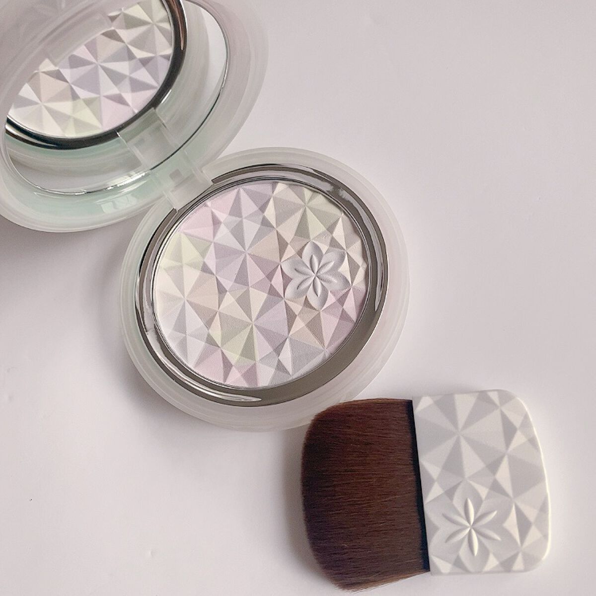 ＡＱ　オーラ リフレクター 02 light mix 繊細な光がまざり合う軽やかな印象/DECORTÉ/プレストパウダーを使ったクチコミ（3枚目）