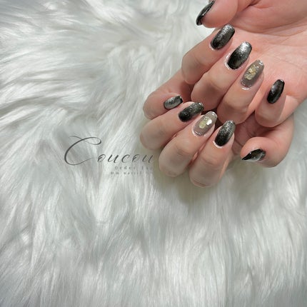 🐒ズボラママみっちゃんの高見えネイル💅 on LIPS 「ライブにオススメ!マグネットネイル🧲ベースに黒塗って上からベー..」(5枚目)