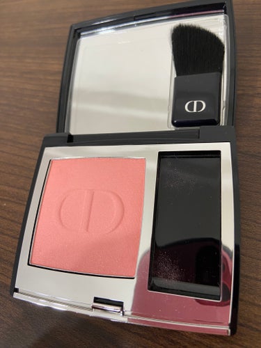 イエベ秋、あゆみです。


Dior　ディオールスキン ルージュ ブラッシュ
343 パナレア

買いました☺️

細かいラメが入ったピーチピンクで
とっっても可愛いです。

付属のブラシも進化してます