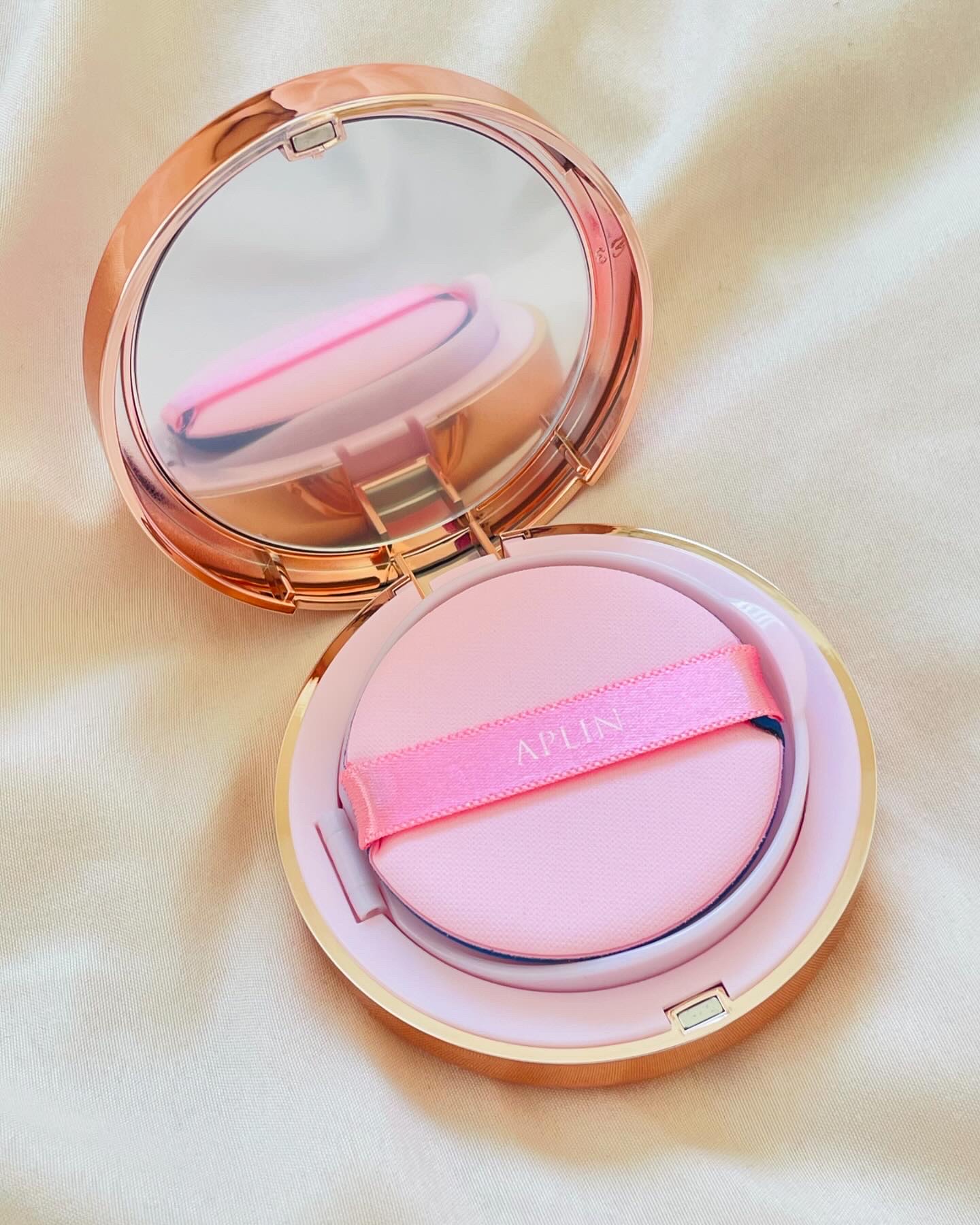 APLIN(アプリン)

『ピンクティーツリーカバープライマークッション』を試してみました☺️♩

色味:21号(ニュートラルベージュ)

☑︎ SPF50＋/PA＋＋＋＋
☑︎軽いタッチでしっかりカバー
☑︎重ねてもヨレない
☑︎サラッと