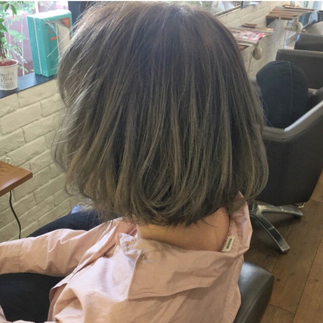 アッシュグリーンカラーの内巻きボブスタイルの女性