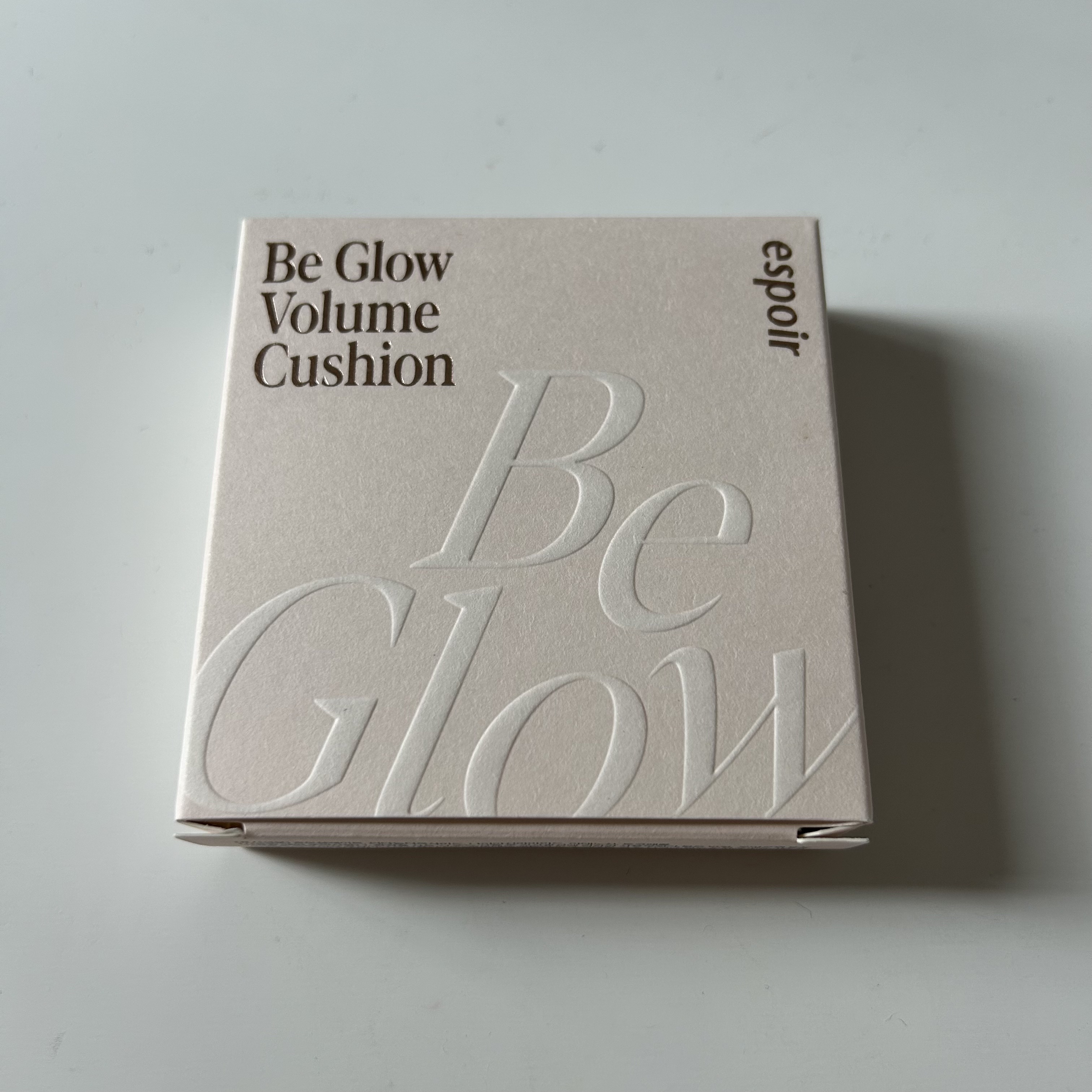 【使った商品】espoir　エスポア ビーグロー ボリュームクッション　21　アイボリー

【商品の特徴】ツヤツヤで光沢のあるファンデ

【肌質】ツヤツヤかになるから脂性肌の人には向かないかも！

【テクスチャ】サラサラしてる

【どんな人