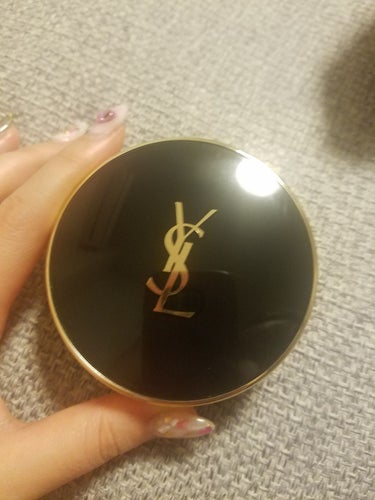 
🥀YSL タンアンクルドポークッションファンデ

🥀B20

毛穴は隠れますが肌の赤みやニキビ跡は消えませんでした
でもツヤっとした綺麗な肌になります🙌🙌
着け心地も軽めでクッションファンデ特有のベタ