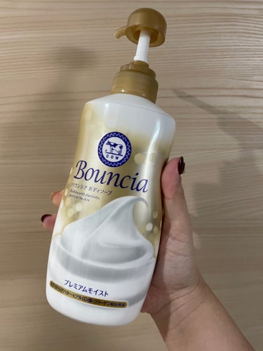  金色のパケに惹かれて購入🐮

Bounciaの青は以前使っていましたがバウンシア ボディソープ プレミアムモイスト＜しっとりタイプ＞は初めて！

通常版より泡立ちが良く、泡の質もしっかりしています🫧

洗い上がりもしっとりしていて乾燥肌の方にオススメです🐮


#Bouncia
の画像 その0