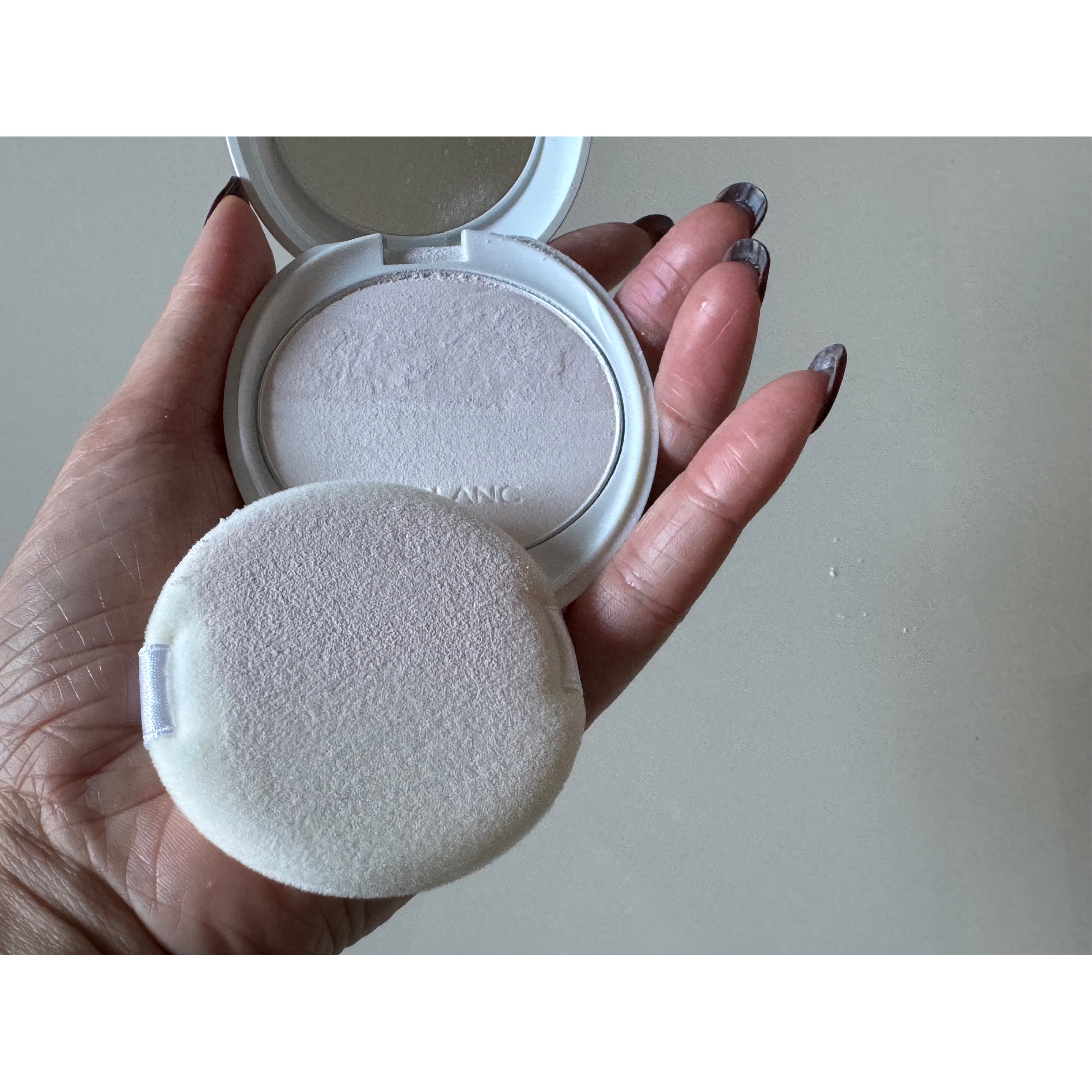 アルブラン　@alblanc_jp の【フィニッシャー】の新色ライトピンクが、10月12日（土）数量限定で発売されました。
限定デザインコンパクトはピンクがかっていて可愛いです。

２つの白パウダーで、透明感と立体感を演出するおしろいは、と