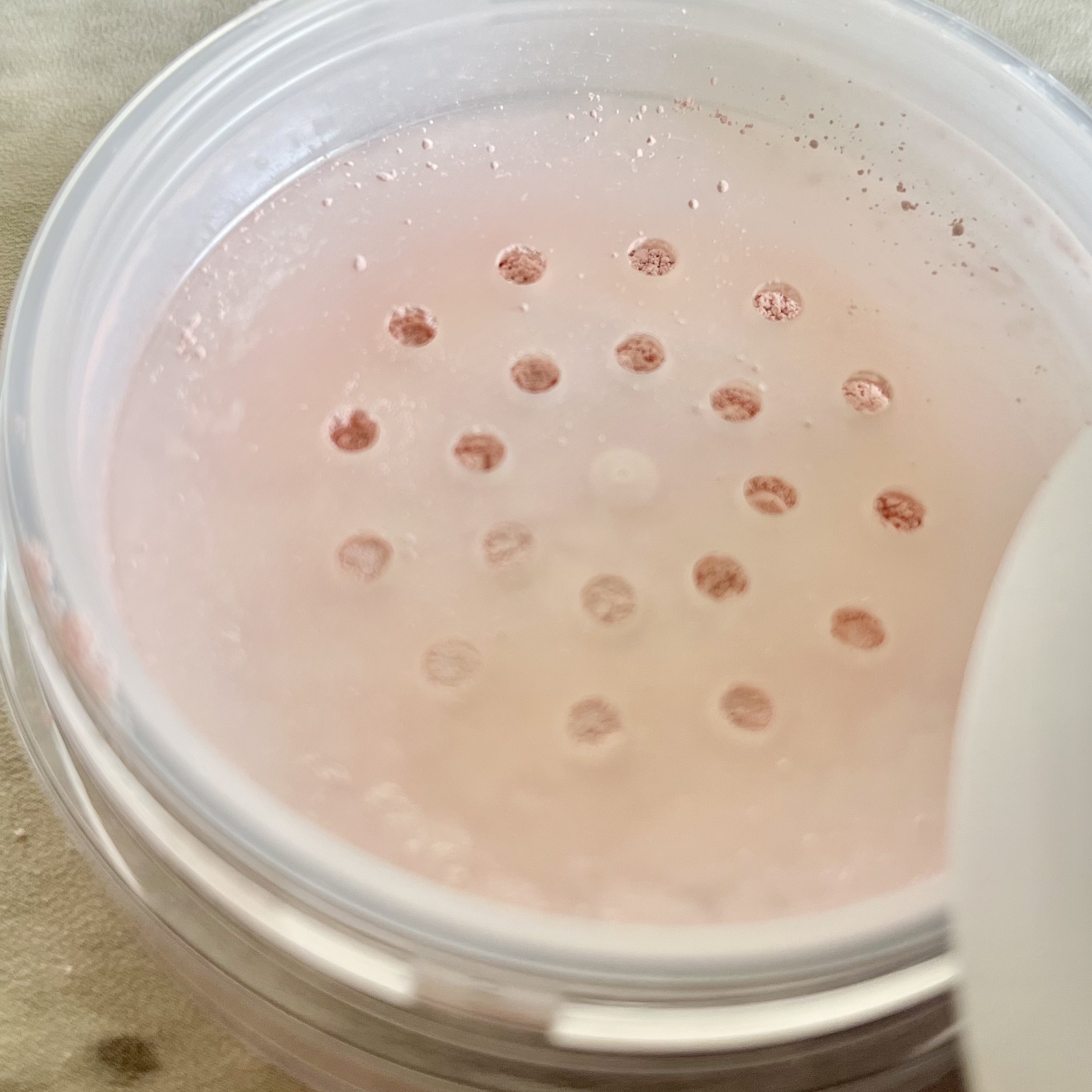 ミネラルUVパウダー サクラピンク/エトヴォス/ルースパウダーを使ったクチコミ（2枚目）