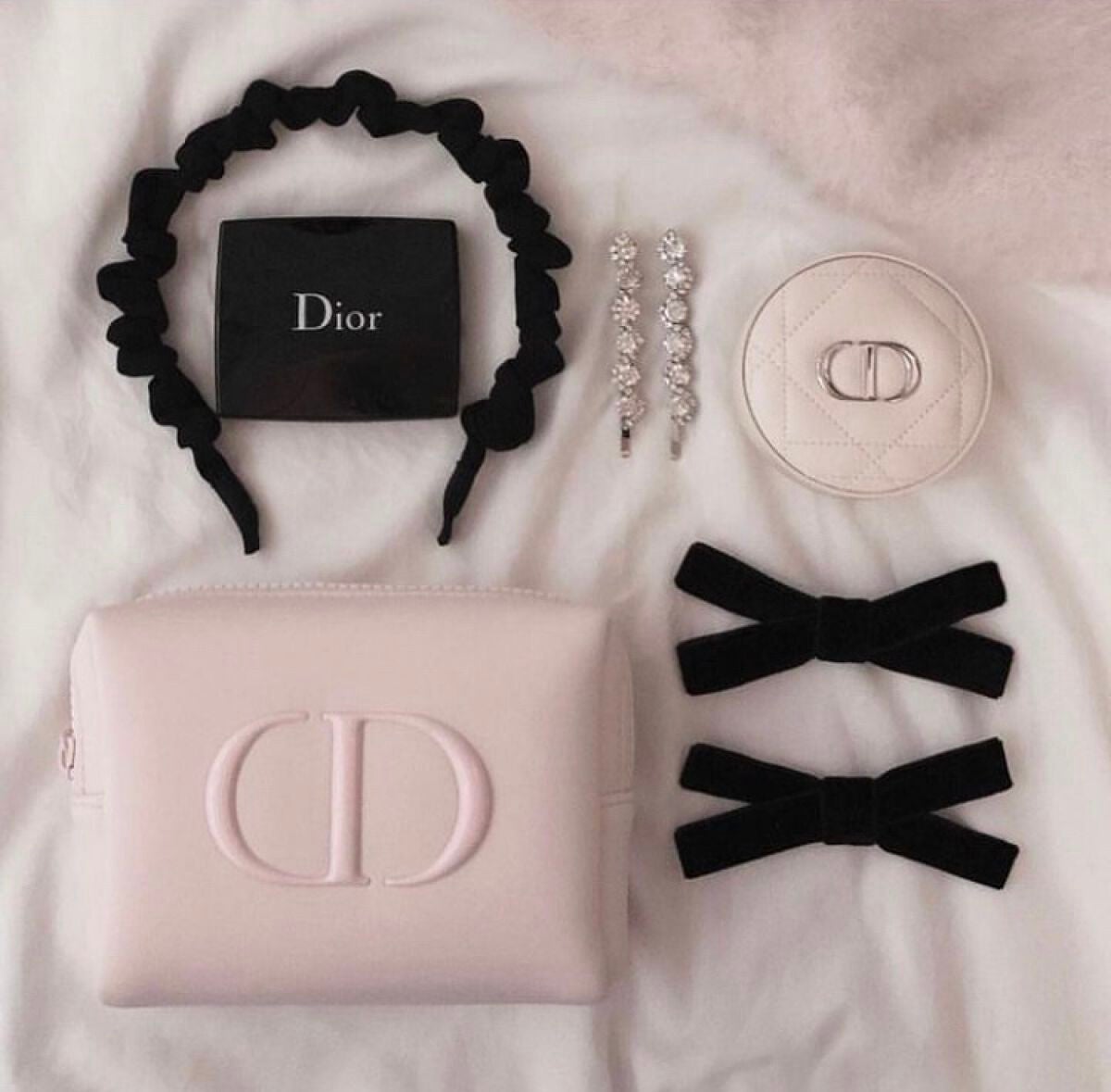 音 on LIPS 「#Dior・ポーチ🖤🤍💗..」(2枚目)