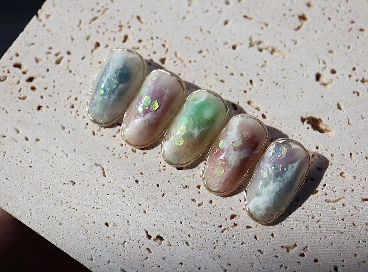 𝐍𝐚𝐢𝐥𝐢𝐬𝐭🦋𝐭𝐨-𝐦𝐚, on LIPS 「design𓂃𓈒𓏸 ̄ ̄ ̄ ̄ ̄ ̄ ̄ ̄.淡いカラーと角度で輝くホロ..」(2枚目)