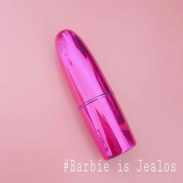 💄メイクアップレボリューション リップギーク💄
色はBarbie is Jealousです👍

完全にパケ買いです...箱もリップも色も全てが本当に可愛い！

ですが見事な青みピンクですね😹
メイクによ