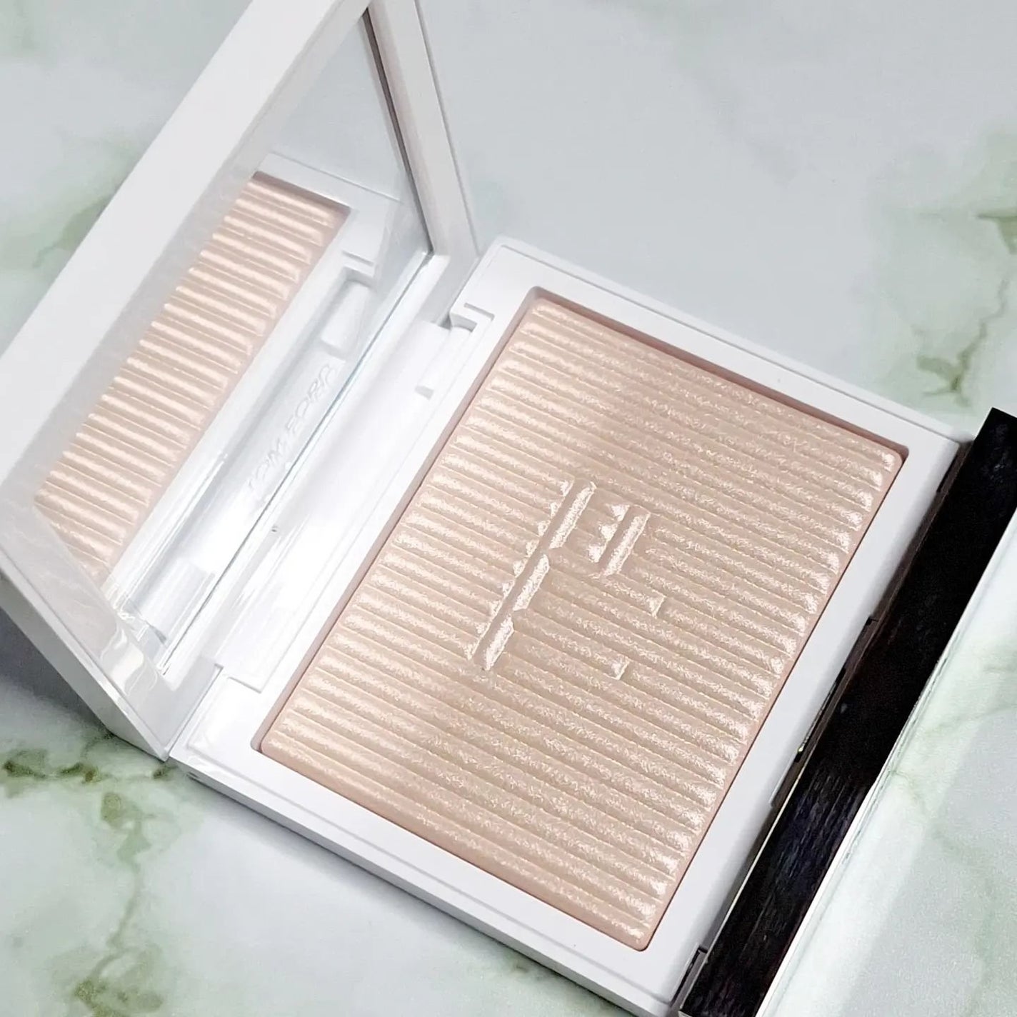 ソレイユ ネージュ グロウ ハイライター/TOM FORD BEAUTY/パウダーハイライトを使ったクチコミ(2枚目)