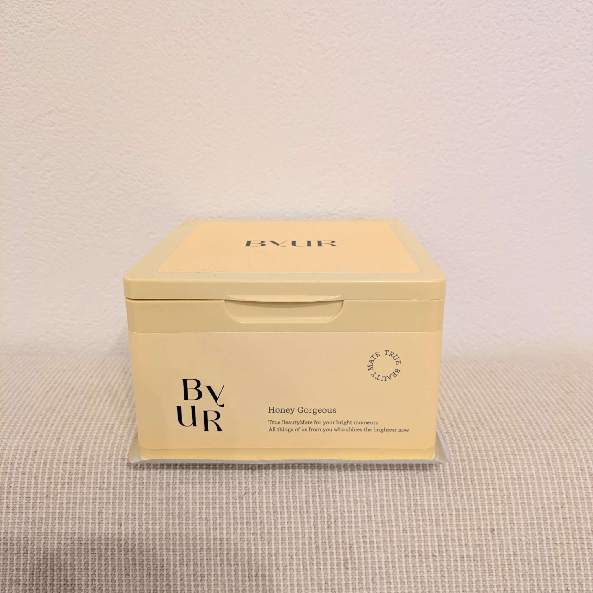 デイリーで使える、乾燥毛穴をケアしてくれる
シートマスクです。

シートは薄めで、顔にフィットします。
ピンセットが付いているので使いやすいです。

ただ、付けたときの香りがちょっと独特なハニーの香りでちょっぴり苦手です。
だけど付けてるう