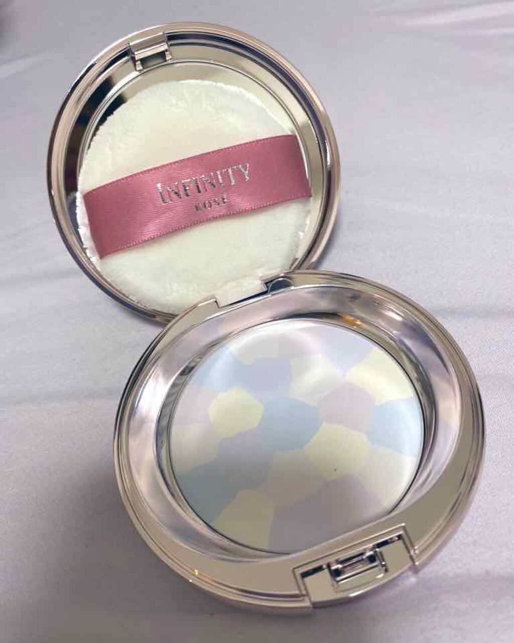 みてるだけで高級な気分になれるとっておきパウダー！

コーセーさんの中でもハイブランドのインフィニティさんから出ているパウダーを頂いたのでレビューさせていただきます。カネボウさんのミラノコレクションを彷彿とさせるとっても美しい見た目。

リ