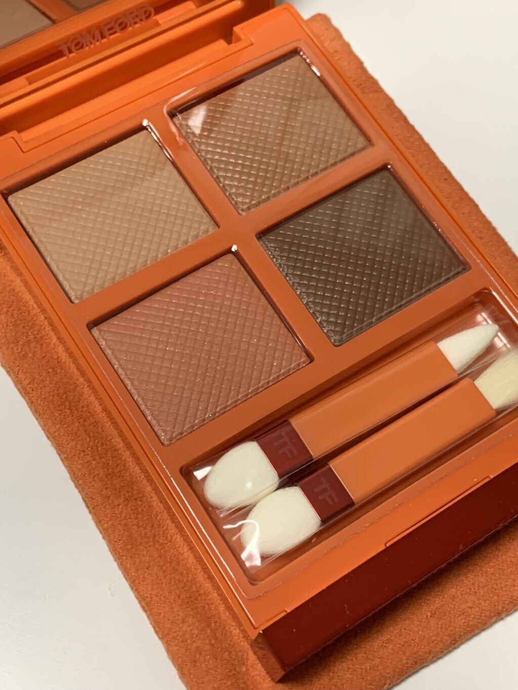 シェイド アンド イルミネイト ファンデーション SPF45 ソフト ラディアンス クッション コンパクト 0.3 アイボリー シルク/TOM FORD BEAUTY/リキッドファンデーションを使ったクチコミ（2枚目）