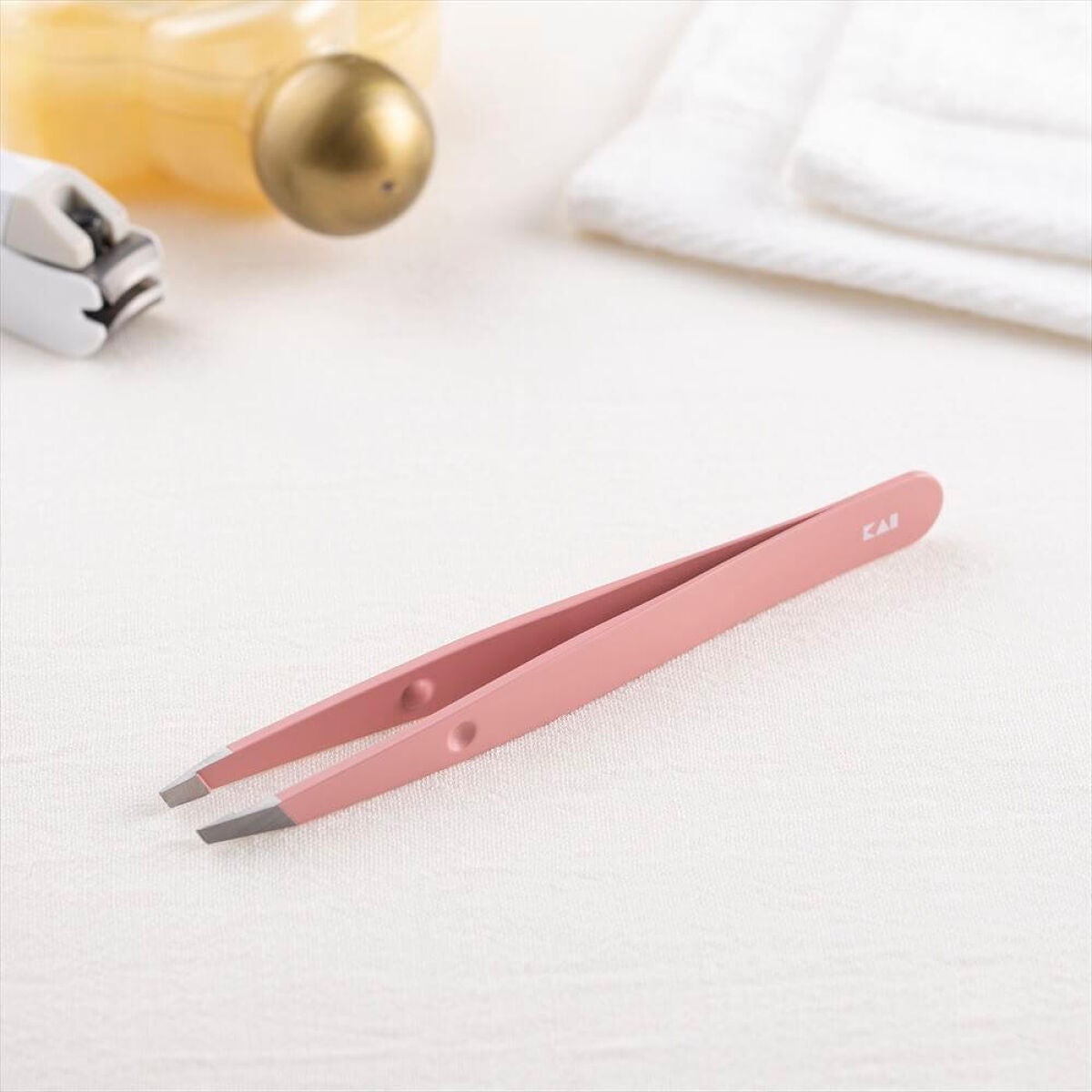 がっちりキャッチ毛抜き(ニュアンスレッド) 貝印