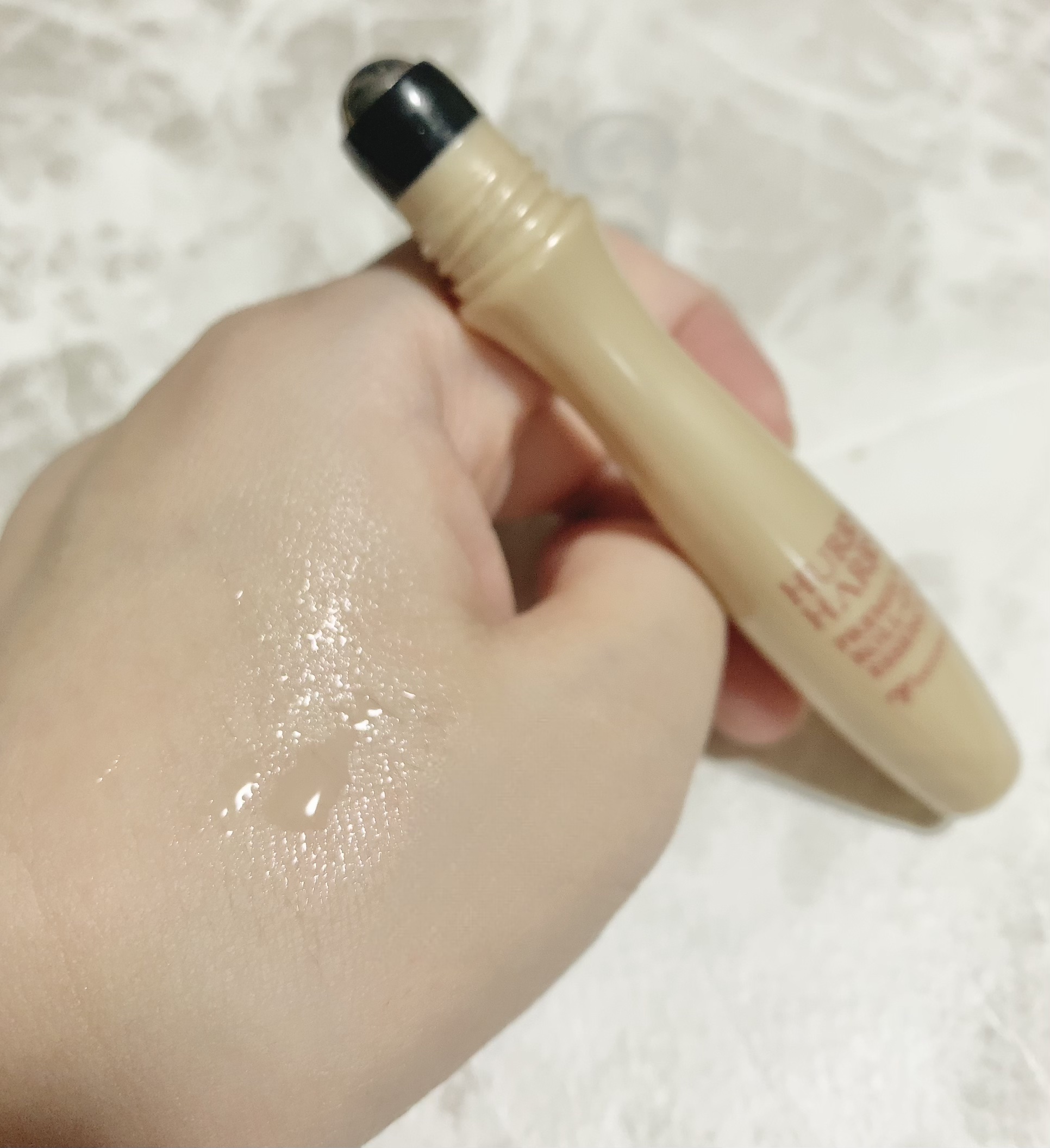 ハリーハリー 大人のロールオンエッセンスのクチコミ「コロコロながらケアが楽しい！

サラサラ美容液がスーッとなじんで、しっとりした使い心地。

化.....」（3枚目）